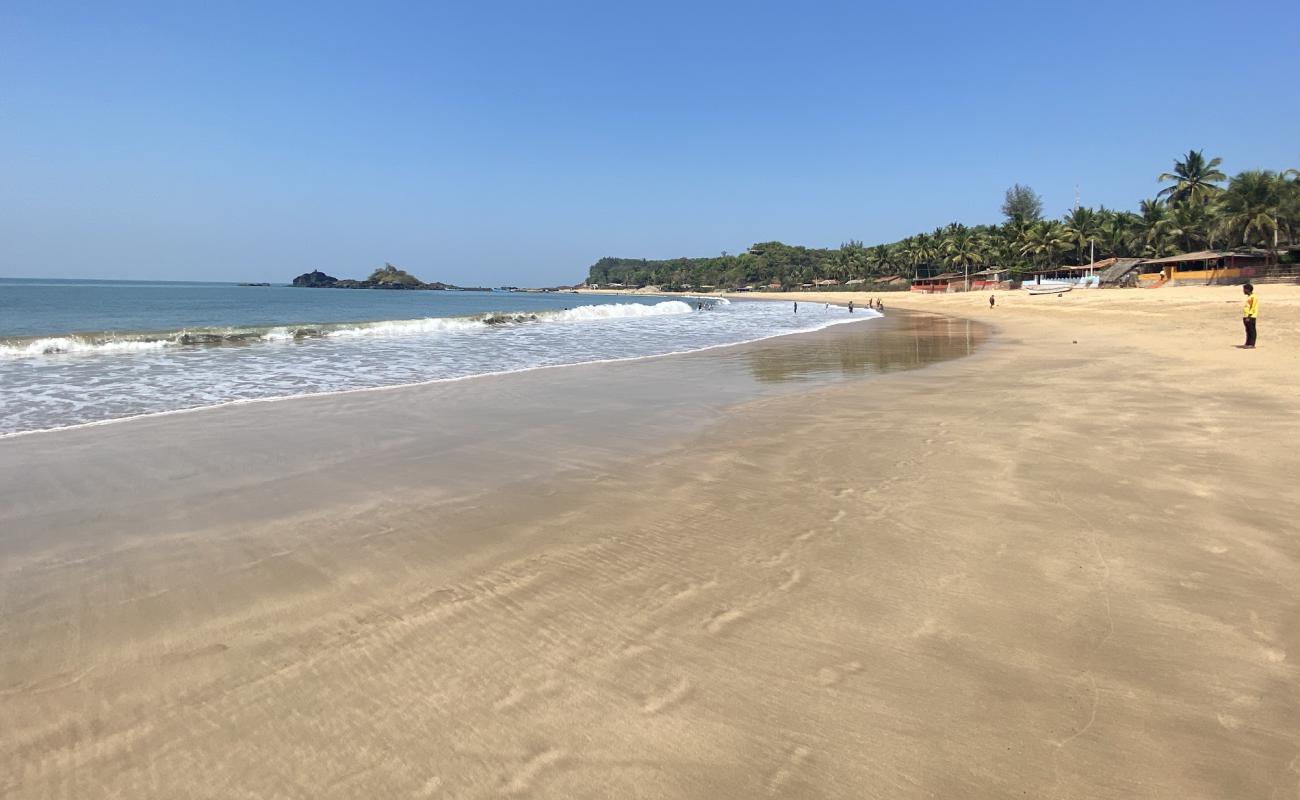 Фото Om Beach с светлый песок поверхностью