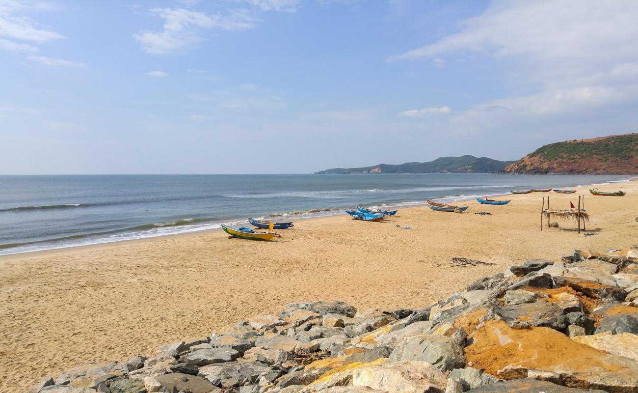 Фото Nirvana Beach с светлый песок поверхностью