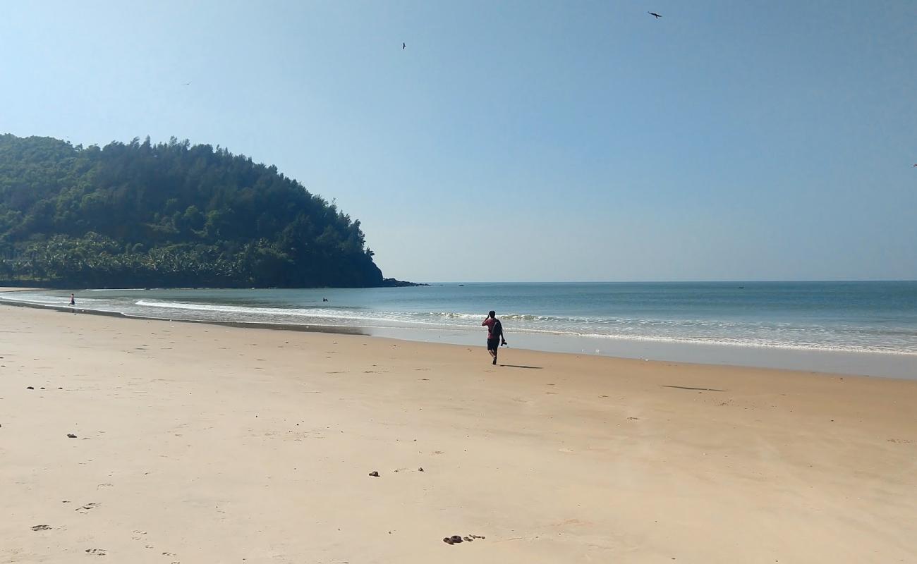 Фото Dhareshwar beach с светлый песок поверхностью