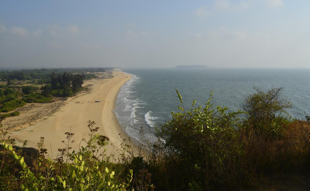 Фото Bhramha Beach с светлый песок поверхностью