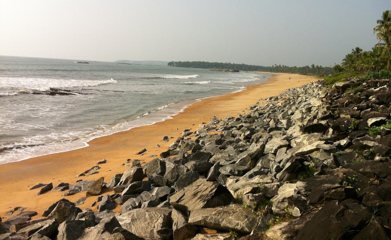 Фото Shiruru Beach с светлый песок поверхностью