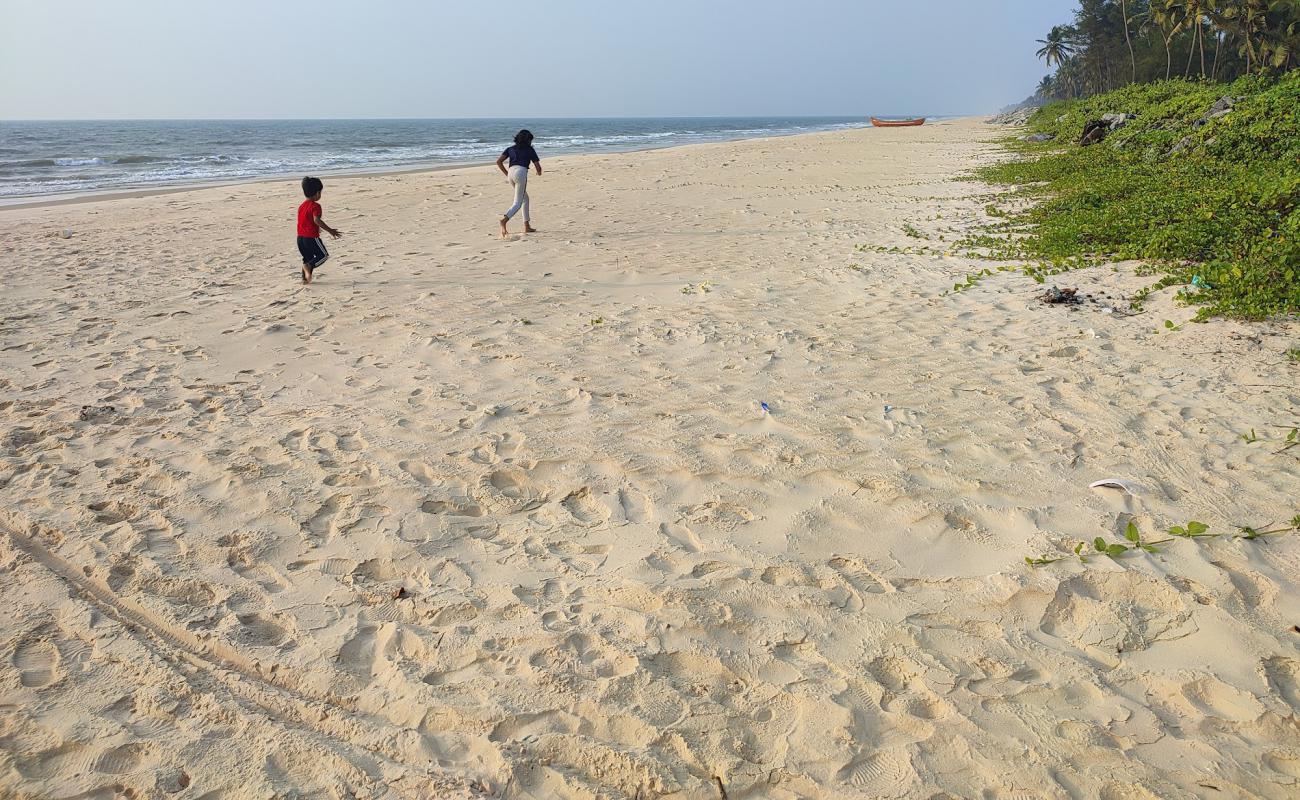 Фото Padukere Beach с светлый песок поверхностью