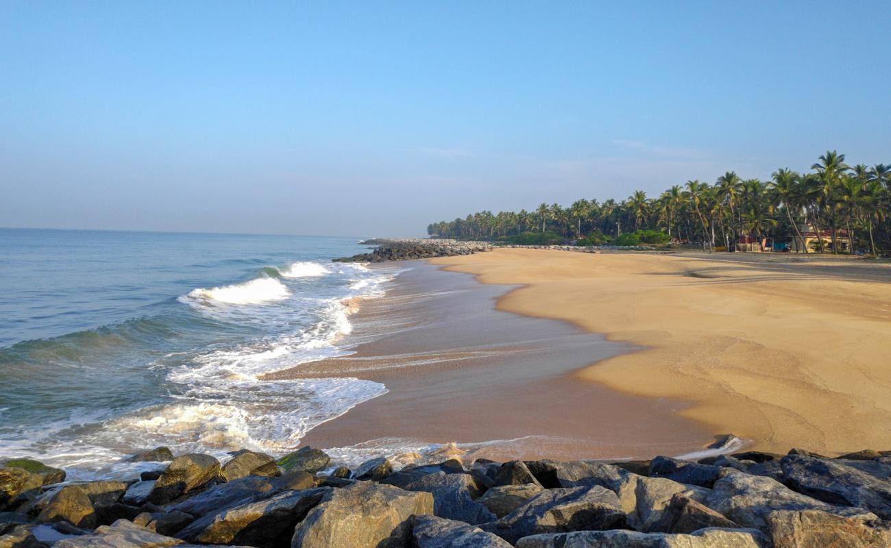 Фото Pithrody Udyavar Beach с светлый песок поверхностью