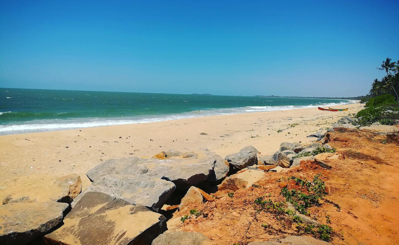 Фото Mattu Beach с светлый песок поверхностью