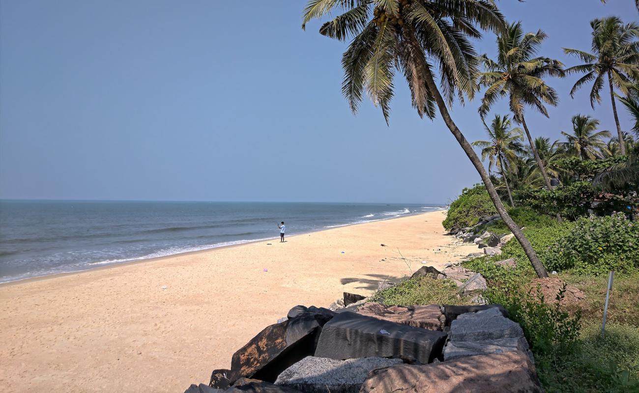 Фото Mukka Beach с светлый песок поверхностью