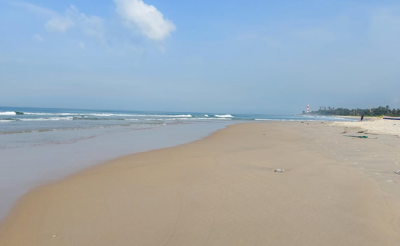 Фото Suratkal Beach с светлый песок поверхностью