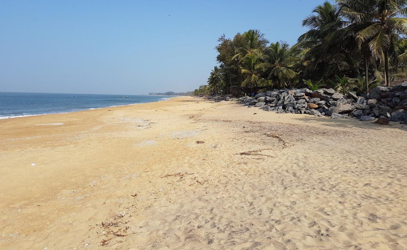 Фото Batapady Beach с светлый песок поверхностью