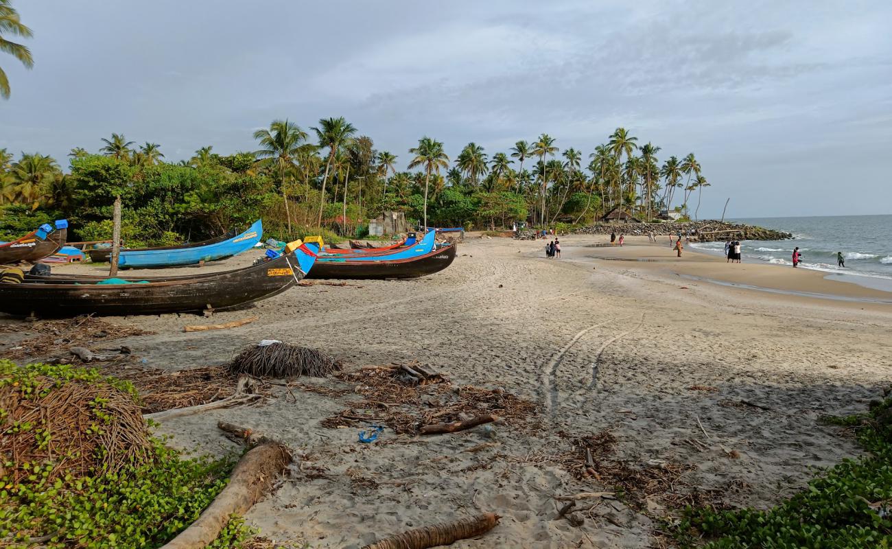 Фото Thattukadavu Beach с светлый песок поверхностью