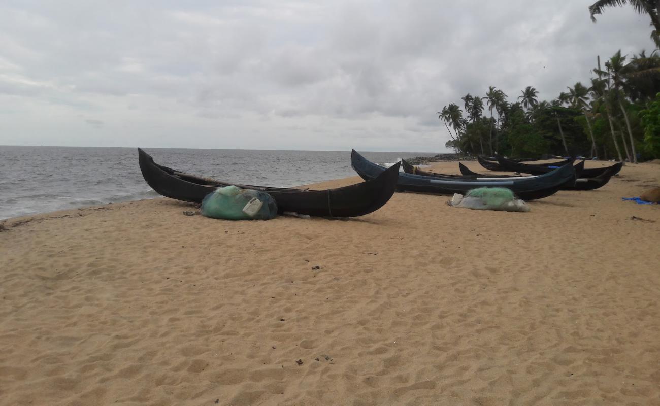 Фото Puthiya Beach с светлый песок поверхностью