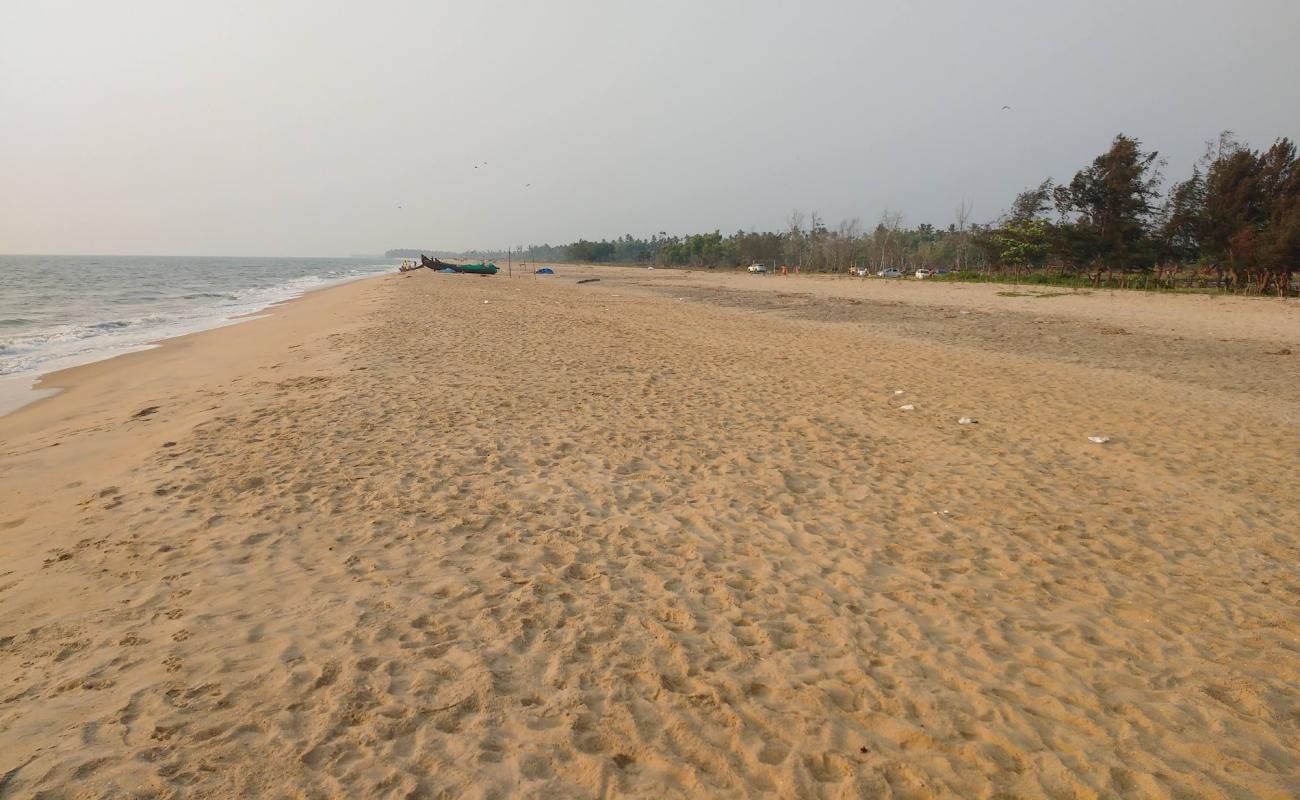 Фото Puthuvype Beach с светлый песок поверхностью