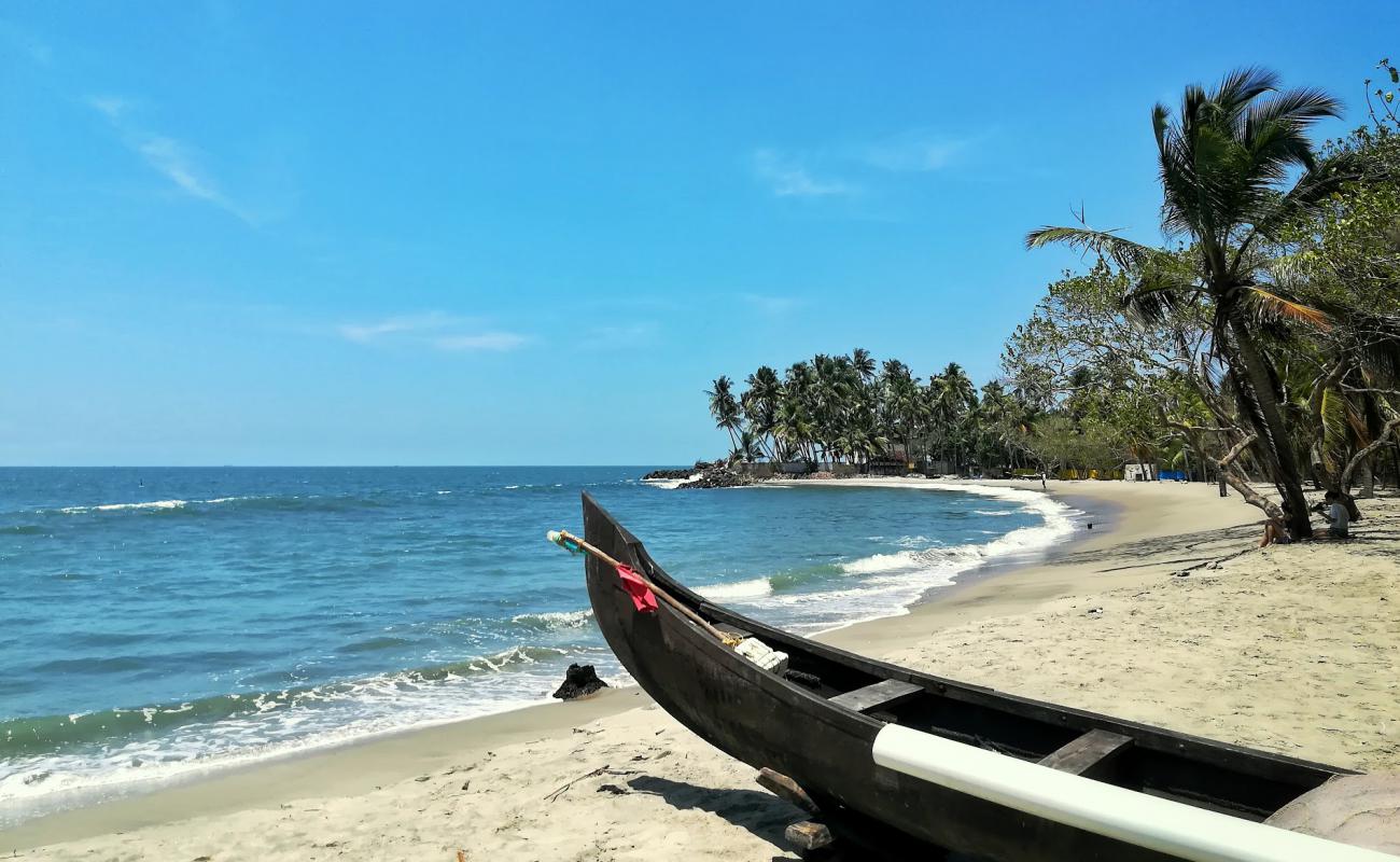 Фото Puthenthodu Beach с светлый песок поверхностью