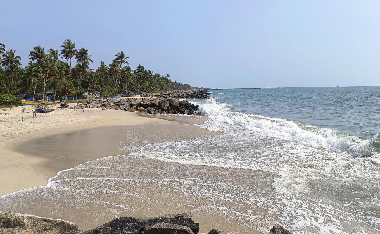 Фото Thaickal Beach с золотистый песок поверхностью