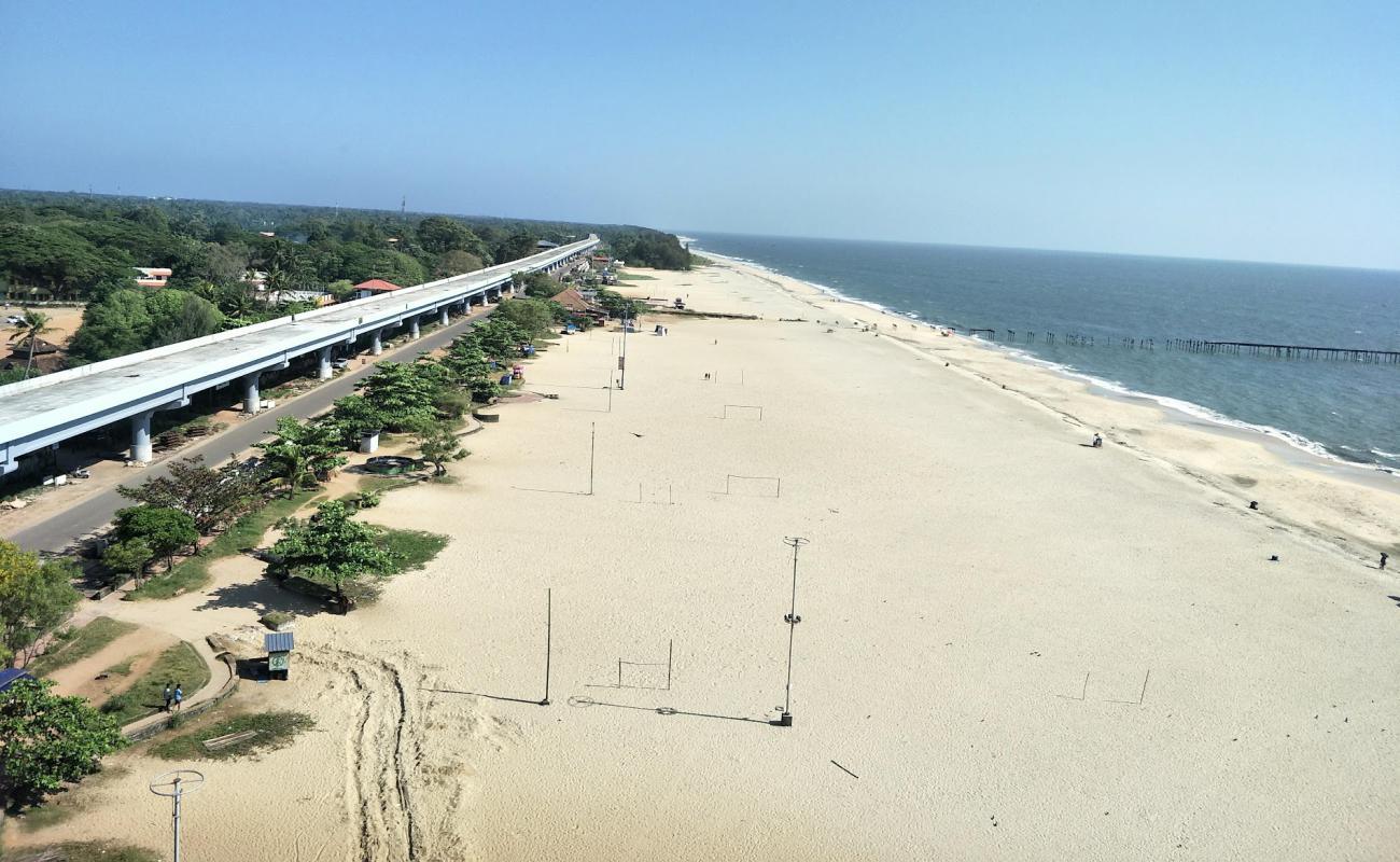 Фото Alappuzha Beach с светлый песок поверхностью