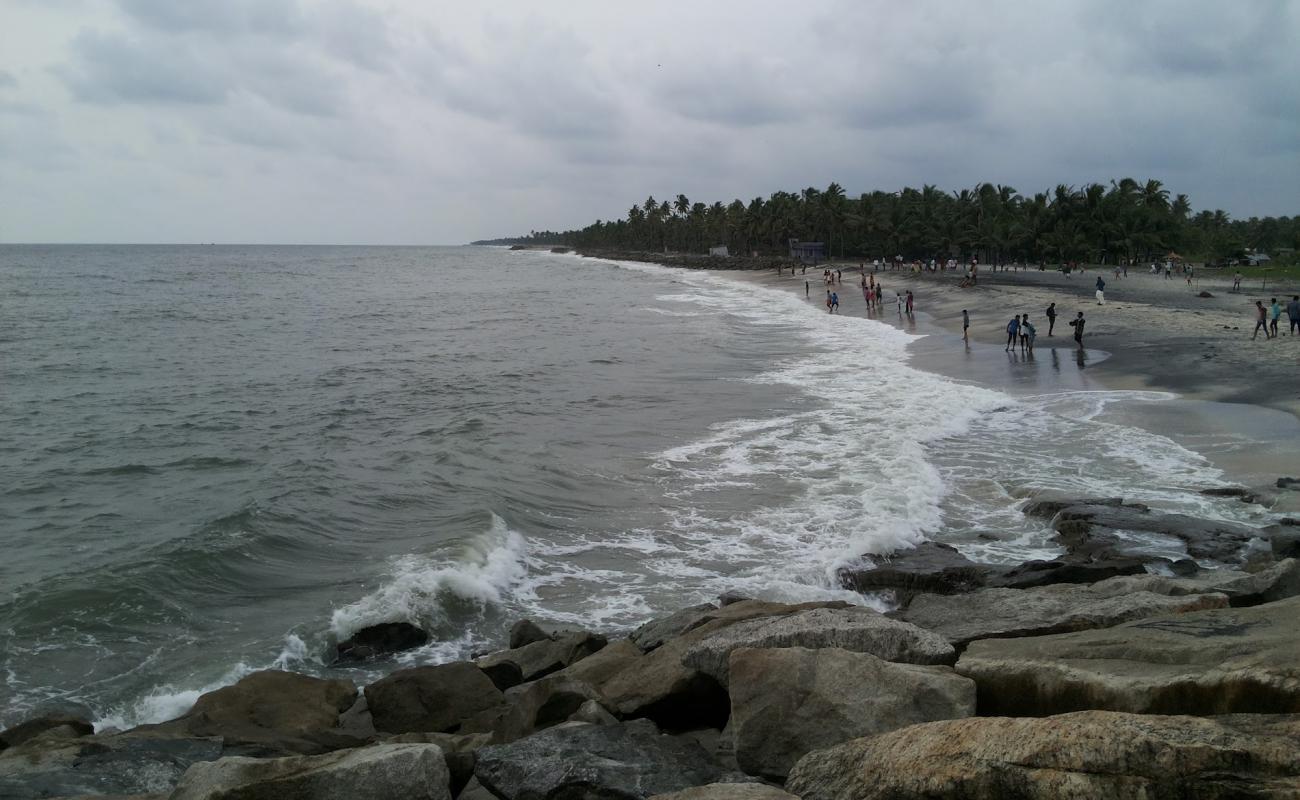 Фото Valiazheekal Beach с серый песок поверхностью