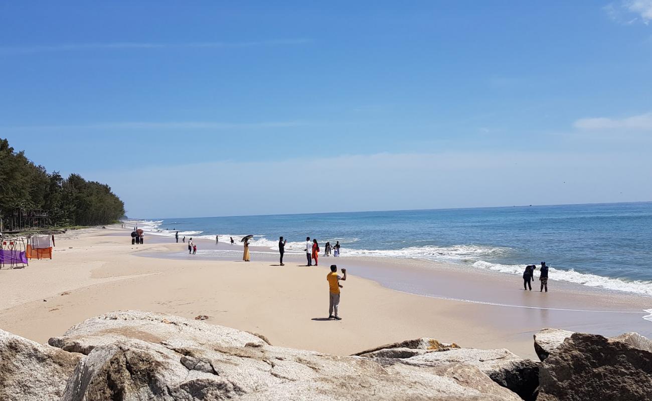 Фото Azheekal Beach с золотистый песок поверхностью