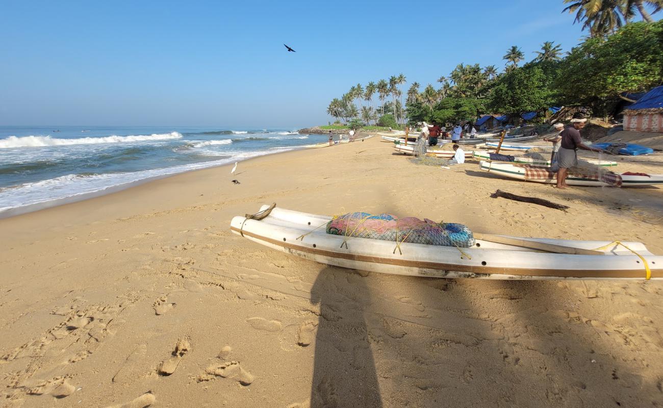 Фото Chillakkal Beach с золотистый песок поверхностью