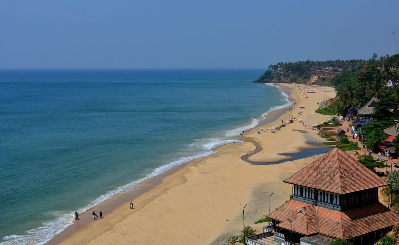 Фото Varkala Beach с золотистый песок поверхностью