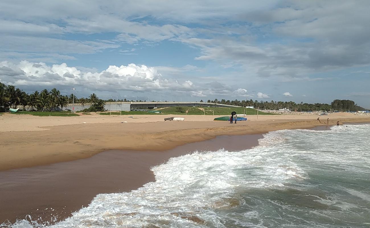 Фото Perumathura Beach с светлый песок поверхностью