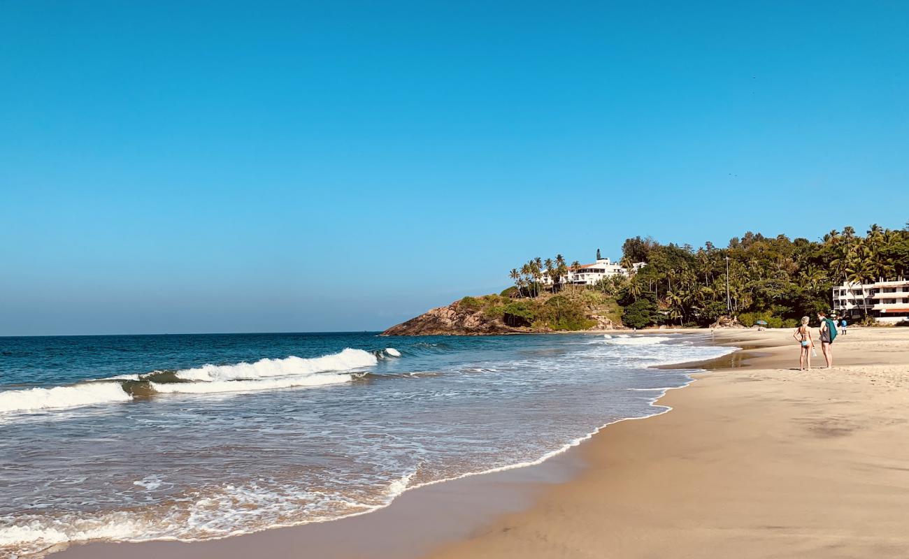 Фото Kovalam Beach с светлый песок поверхностью