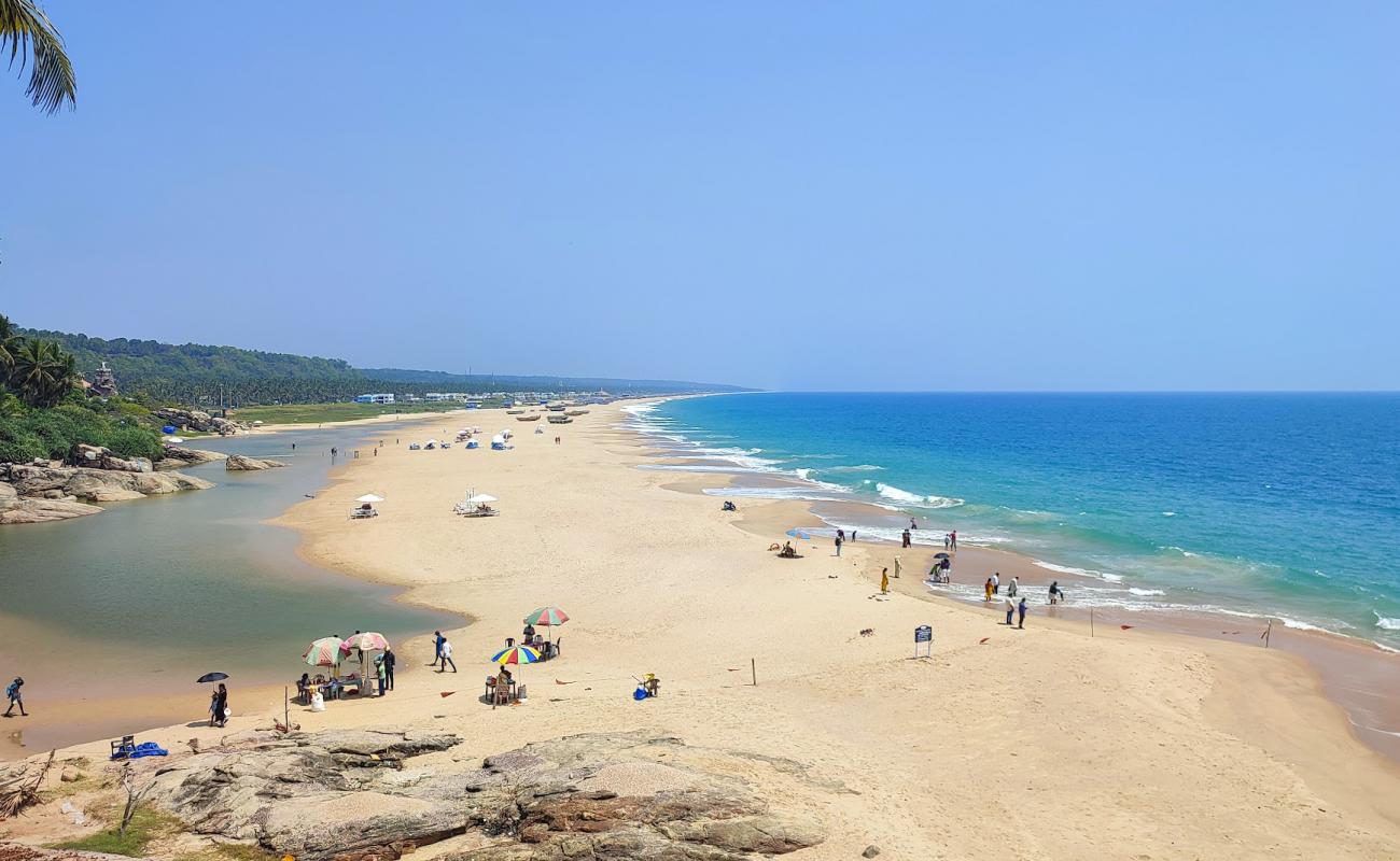 Фото Adimalathura Beach с золотистый песок поверхностью