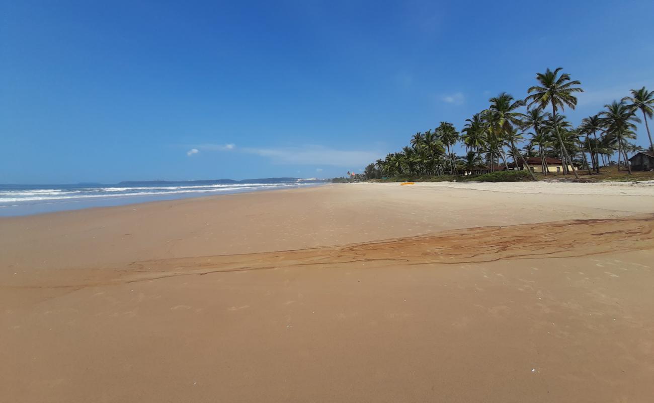 Фото Arossim Beach с золотистый песок поверхностью