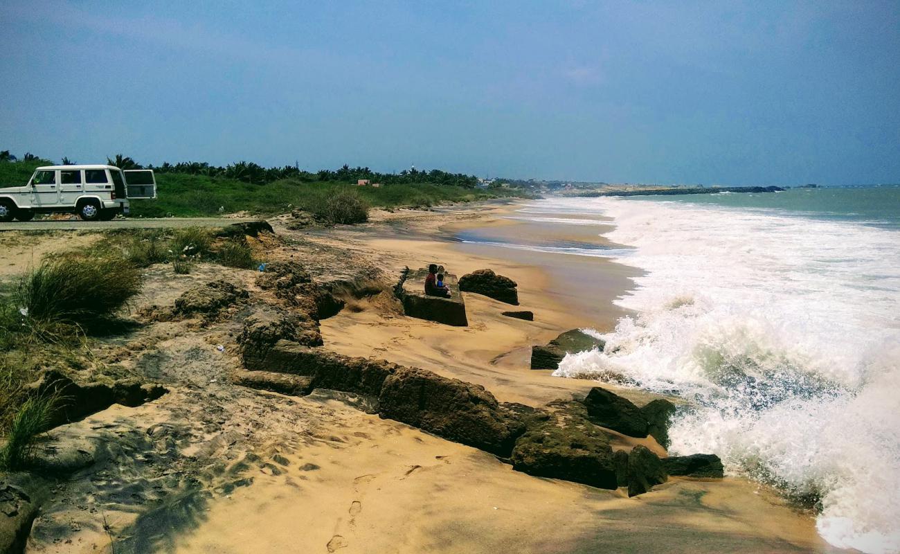 Фото Dwarakapathi Beach с светлый песок поверхностью