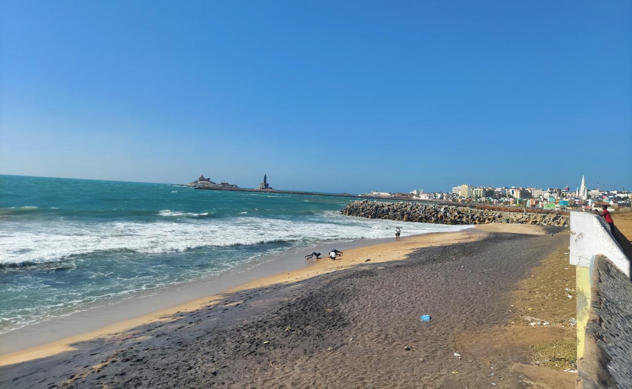 Фото Vivekananda Kendra Beach с светлый песок поверхностью