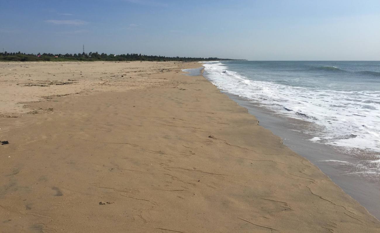 Фото Singarathoppu Beach с светлый песок поверхностью