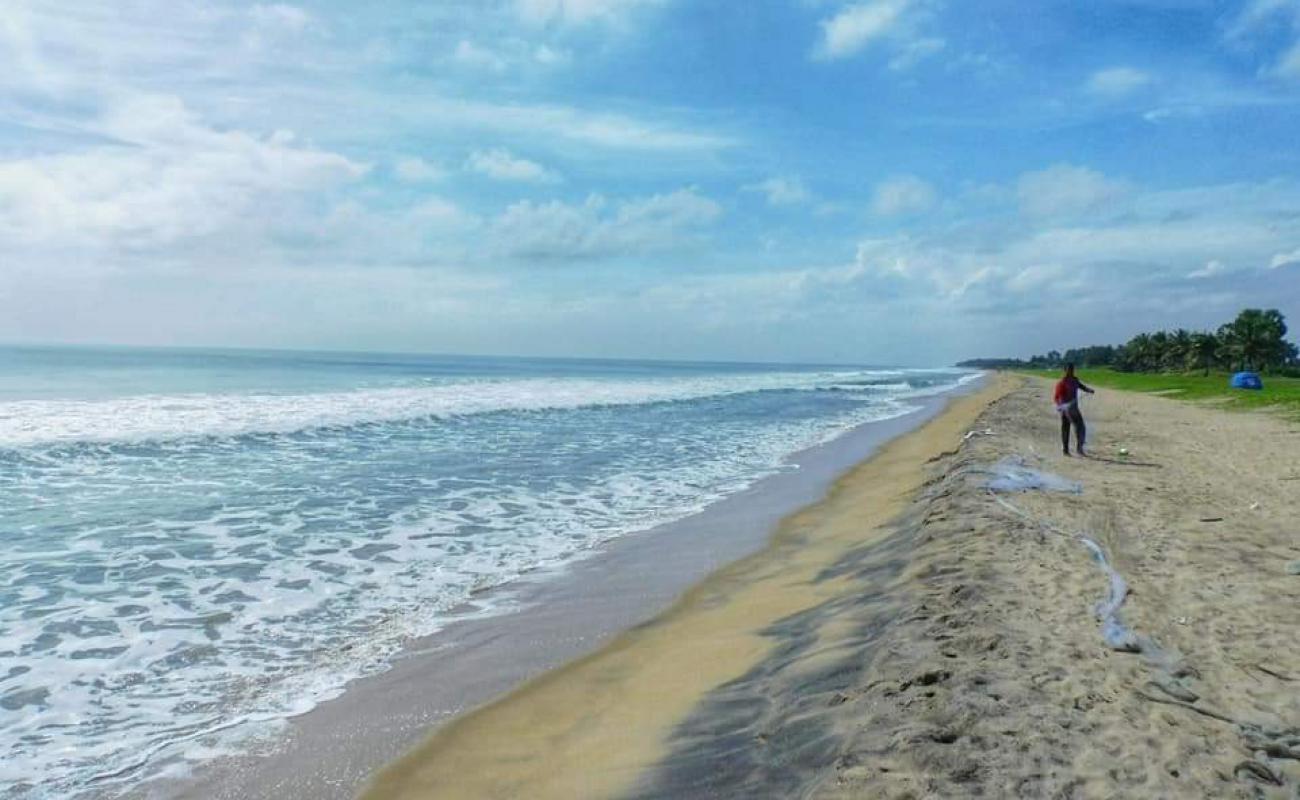 Фото Pudhukuppam Beach с золотистый песок поверхностью