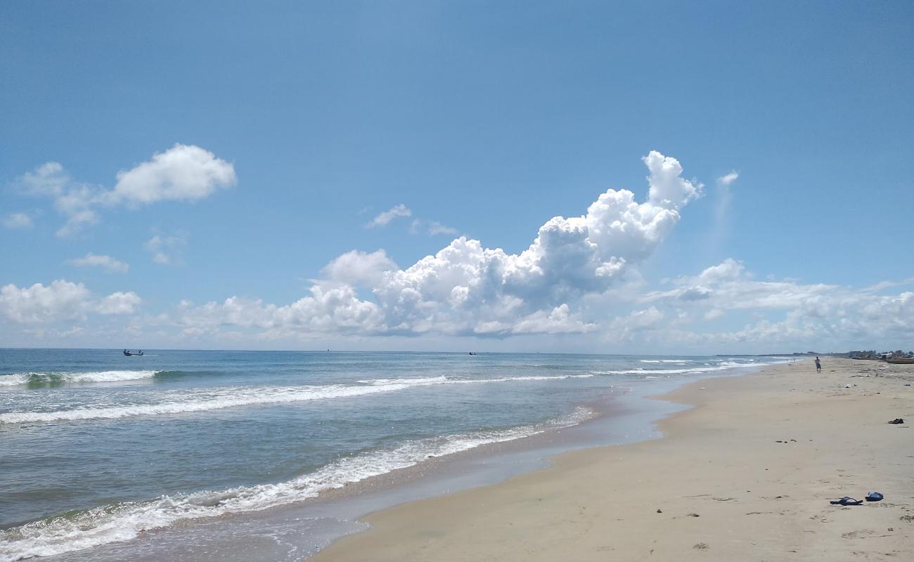 Фото Nallavadu Beach с золотистый песок поверхностью