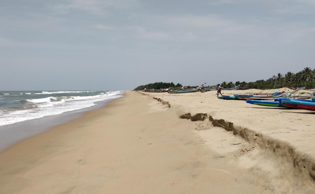 Фото Veerampattinam Beach с светлый песок поверхностью