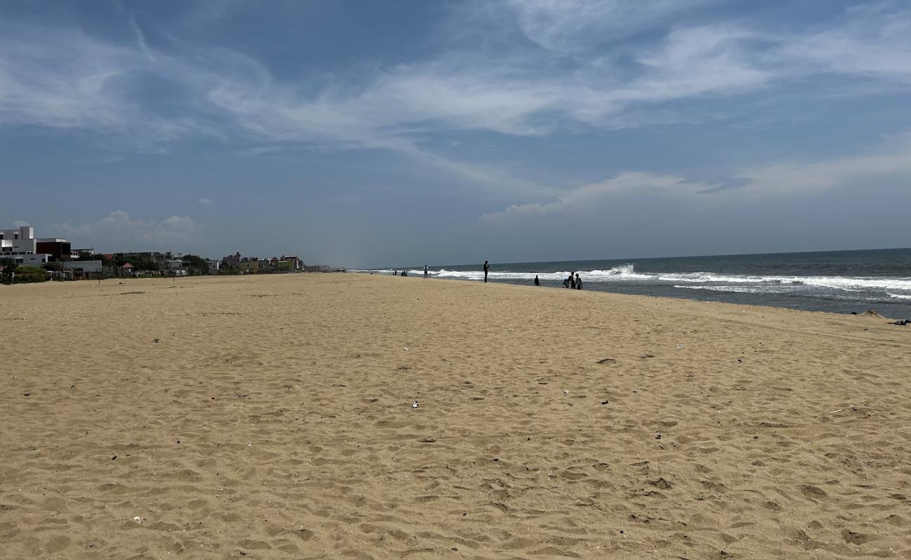 Фото Neelangarai Beach с светлый песок поверхностью