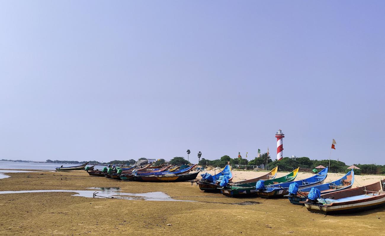 Фото Iskapalli Beach с светлый песок поверхностью