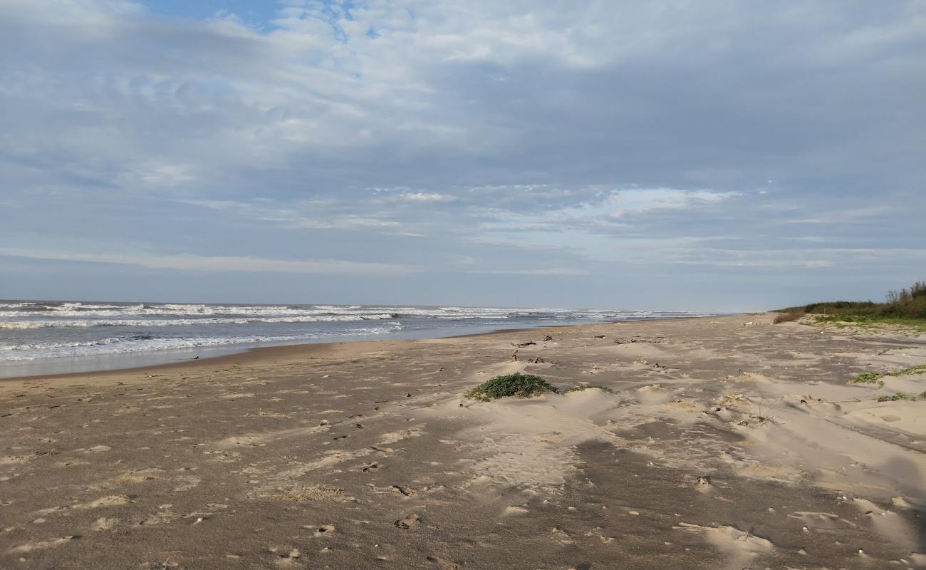 Фото Chintalamori Beach с золотистый песок поверхностью