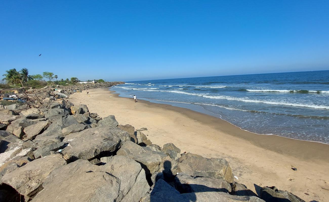 Фото Uppada Beach с светлый песок поверхностью