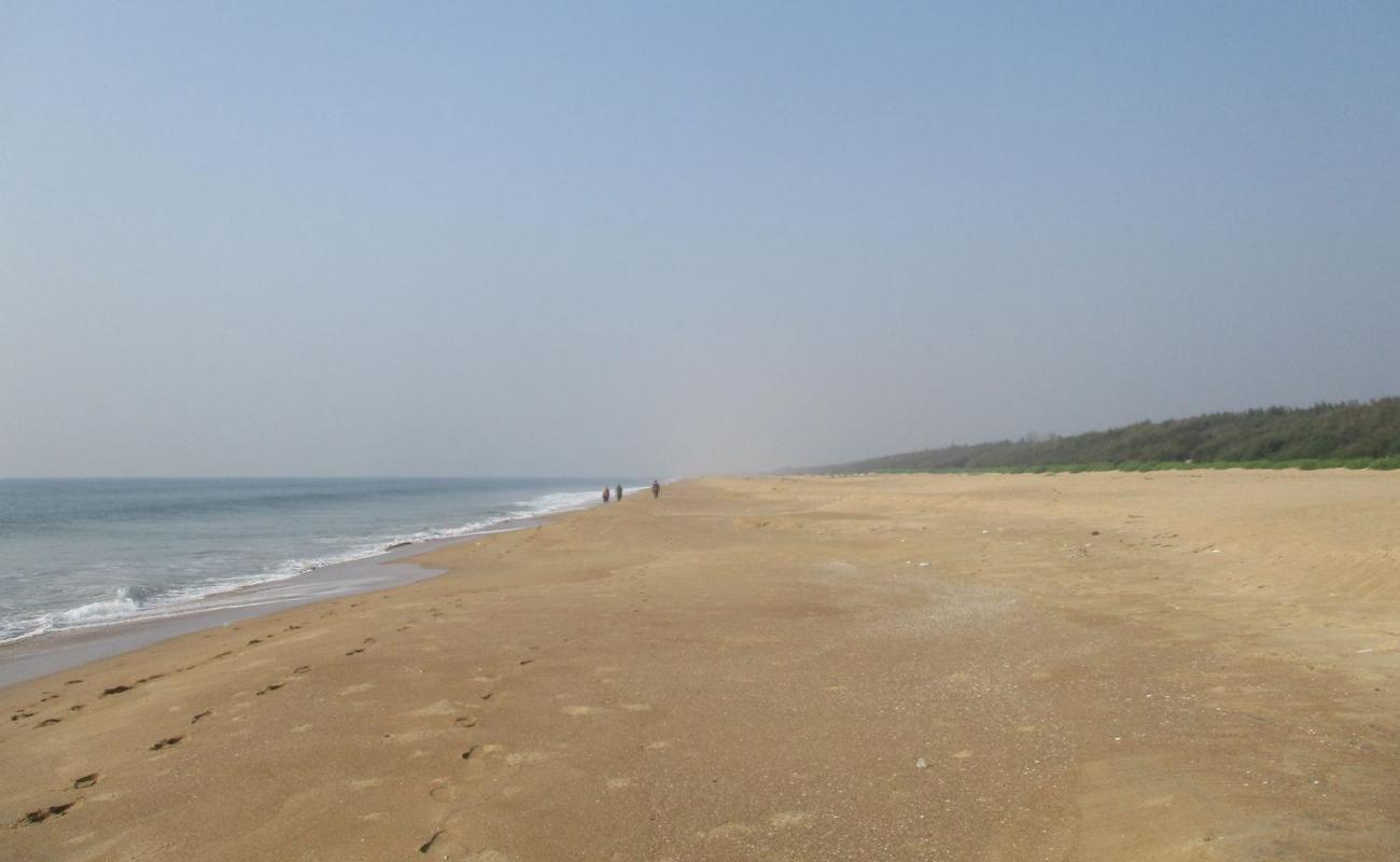 Фото Naba Beach с светлый песок поверхностью