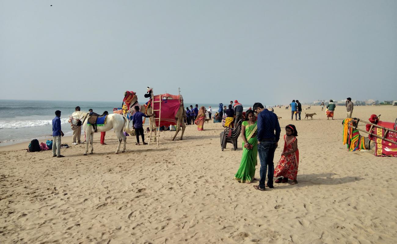 Фото Puri Beach с золотистый песок поверхностью