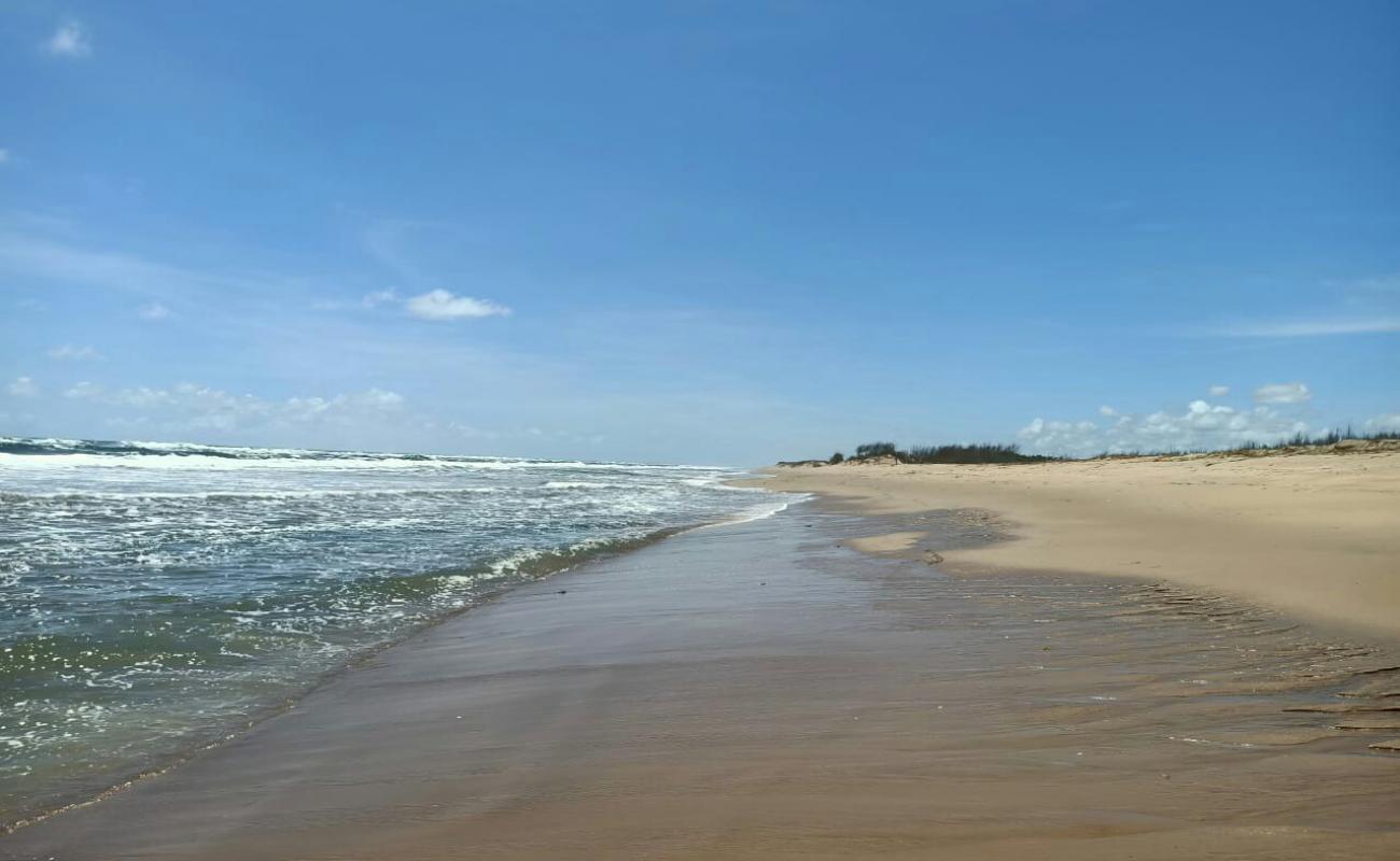 Фото Singharapal Beach с золотистый песок поверхностью