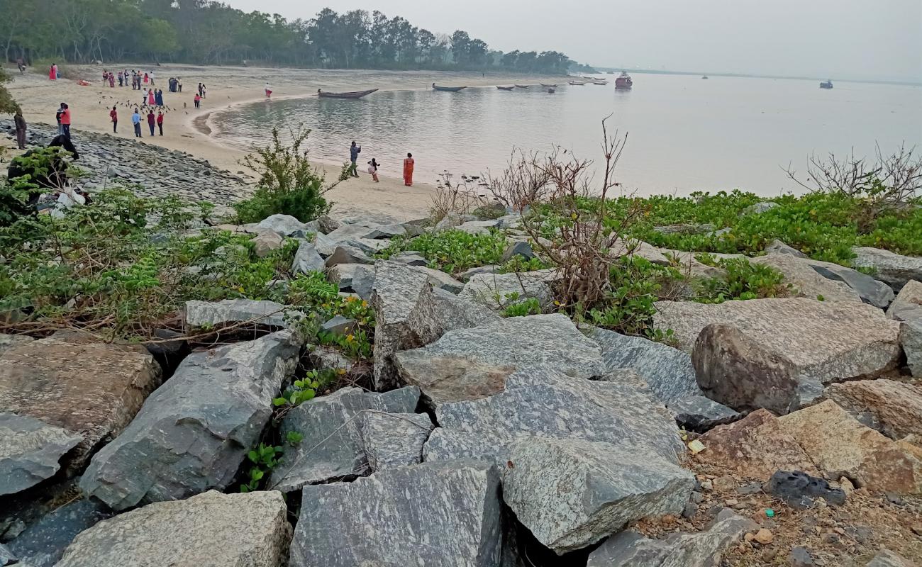 Фото Nehru Bangala Sea Beach с светлый песок поверхностью