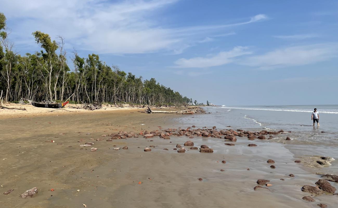 Фото Tajpur Beach с светлый песок поверхностью