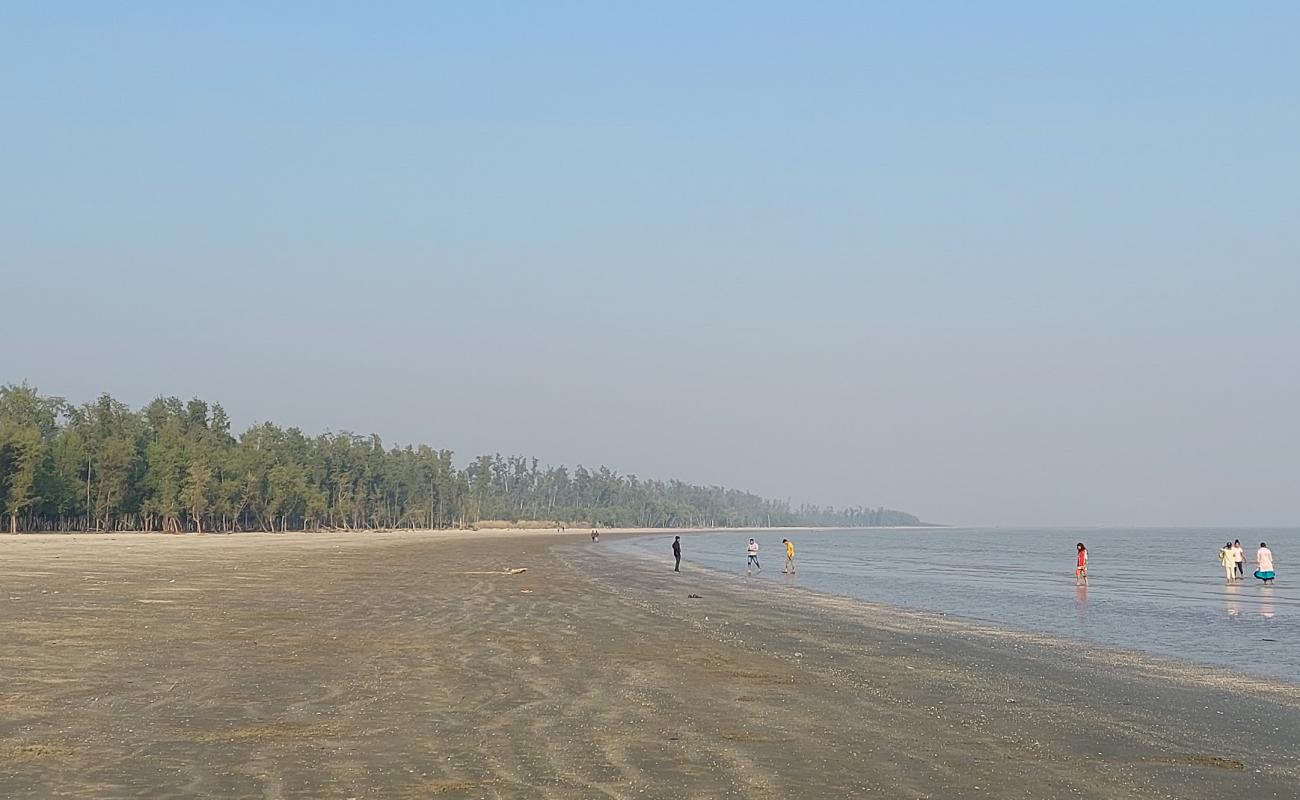 Фото Hijli Sea Beach с светлый песок поверхностью