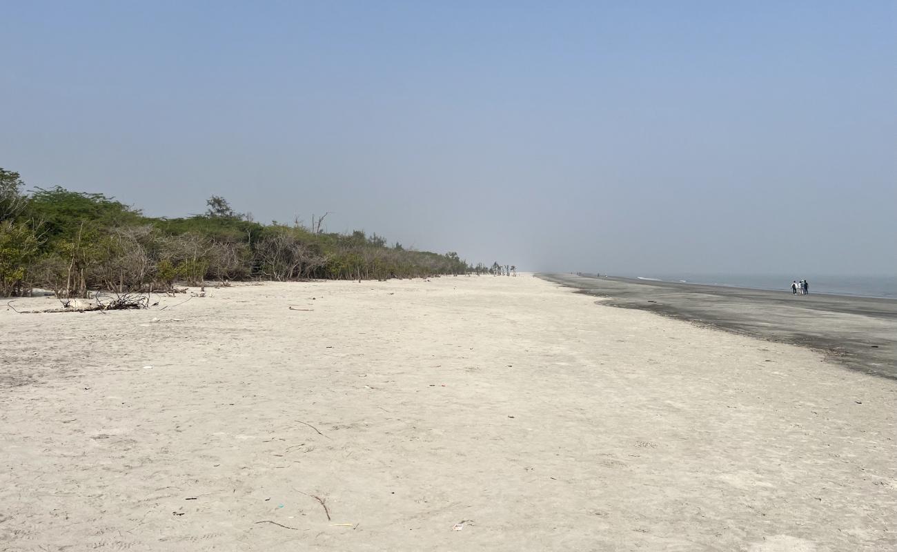 Фото Henry's Island Sea Beach с светлый песок поверхностью