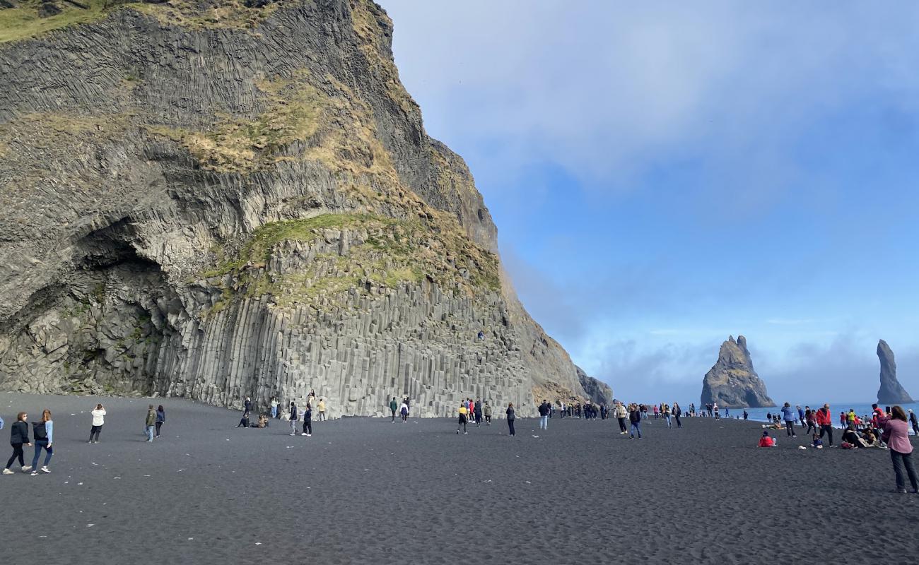 Фото Reynisfjara Beach с черная чистая галька поверхностью