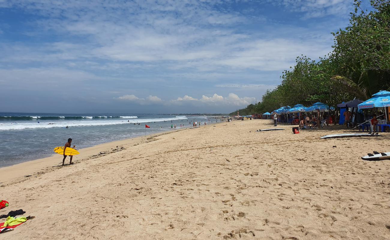 Фото Kuta Beach с золотистый песок поверхностью