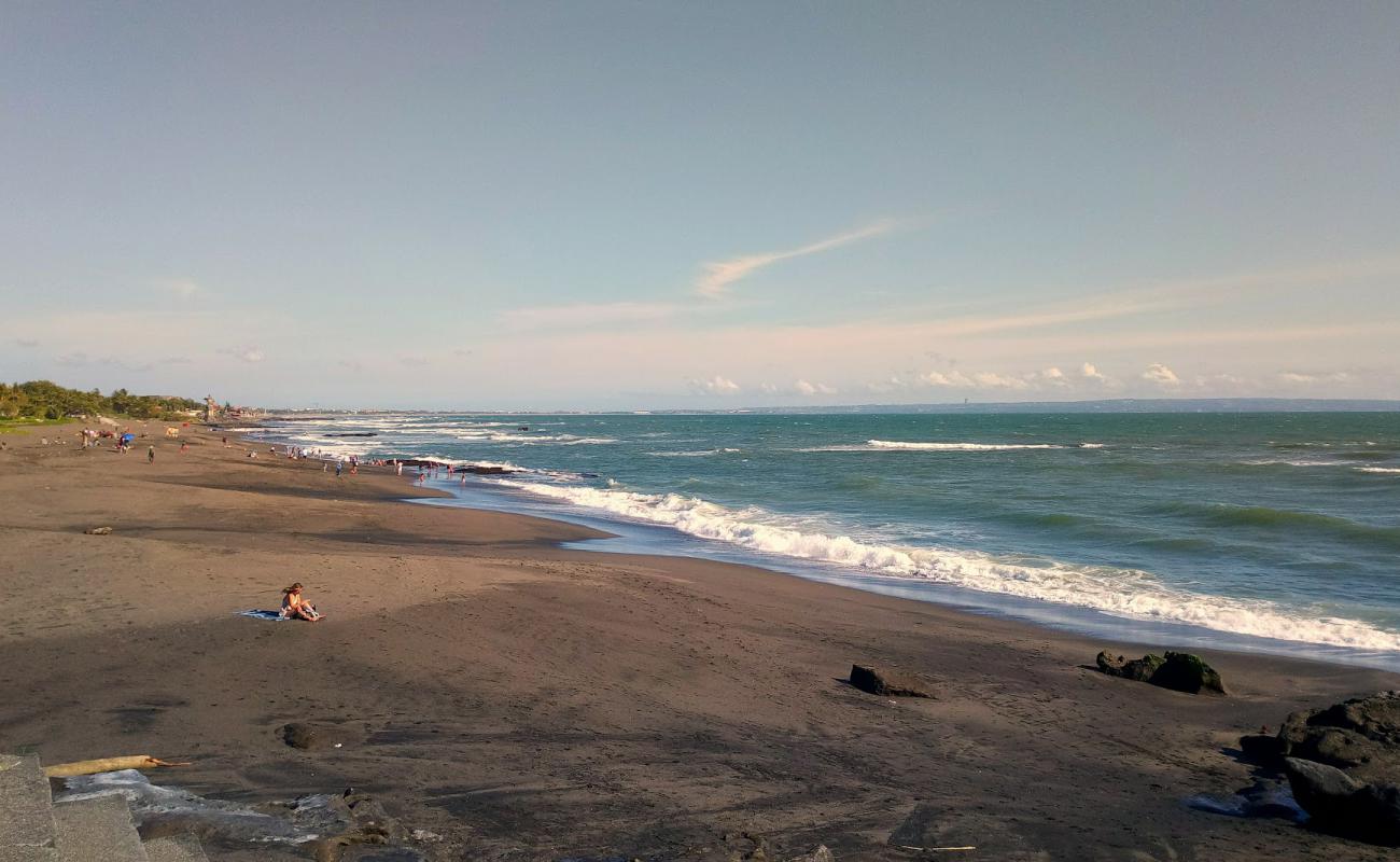 Фото Munggu Beach с серый песок поверхностью