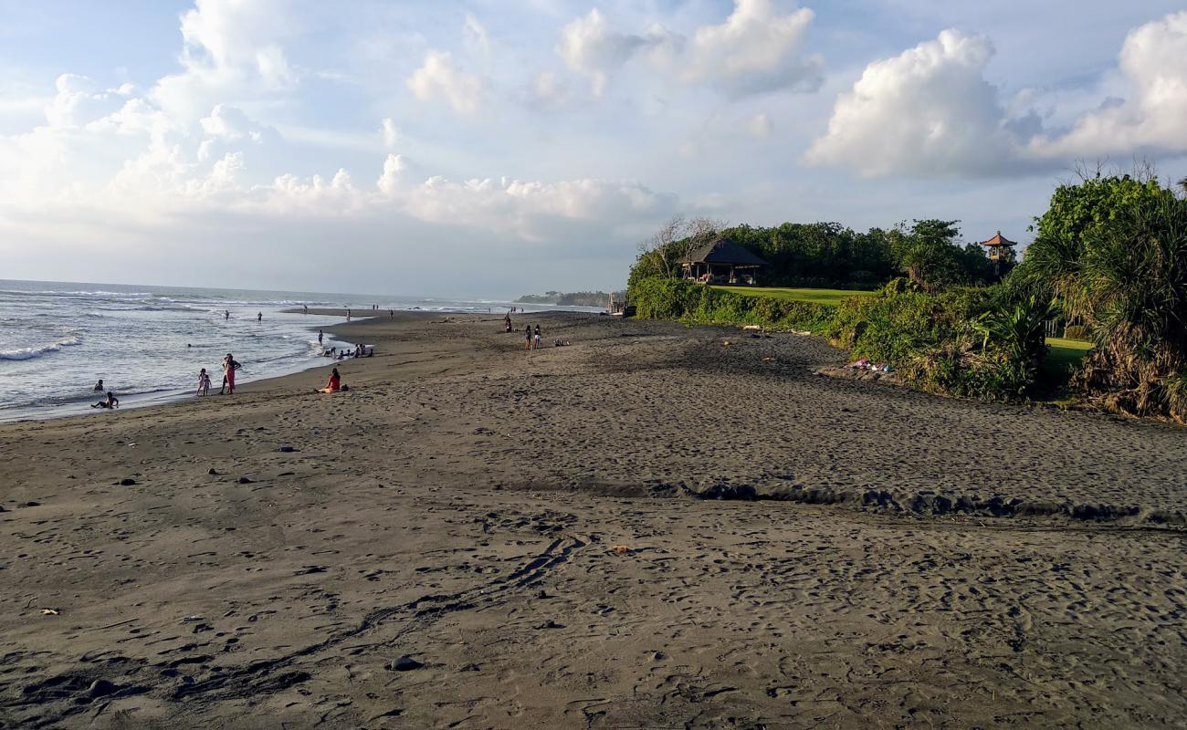 Фото Mengening Beach с серый песок поверхностью