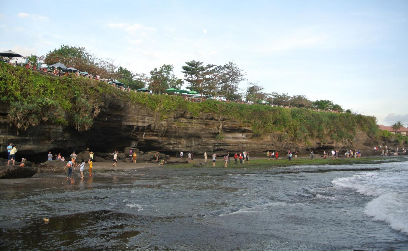 Фото Tanah Lot Beach с песок с камнями поверхностью