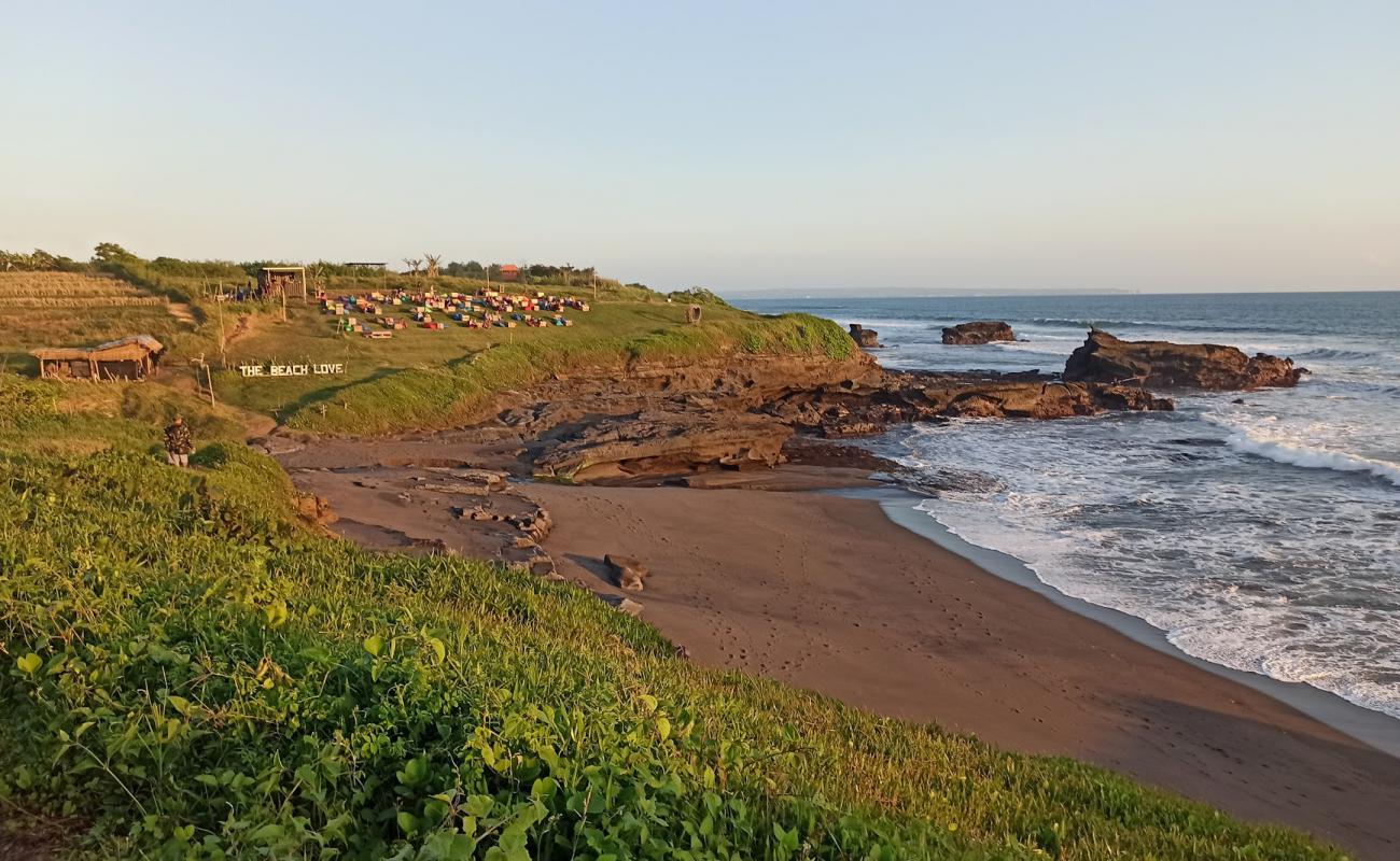 Фото Panggungan Beach с черный песок поверхностью