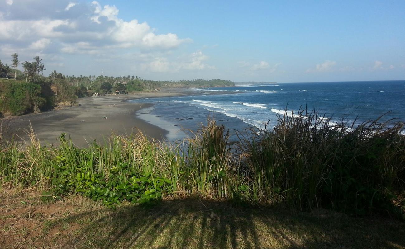 Фото Balian Beach с темный песок поверхностью