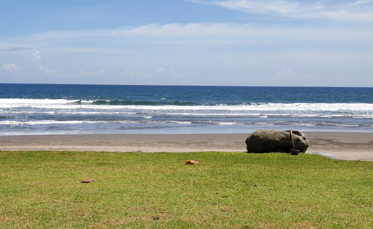 Фото Pekutatan Beach с темный песок поверхностью